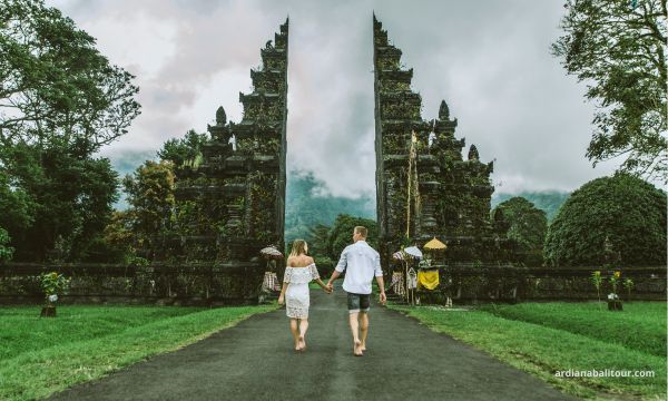 “Bali private driver at handara gate.jpg